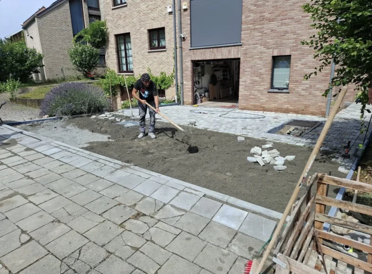 Chantier de pose de pavés dans une cour de maison