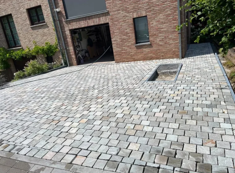 Cour pavée terminée, aménagement extérieur à Tours