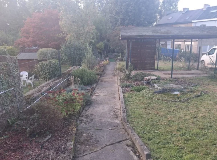 Jardin avec allée en dalles et pelouse entretenue
